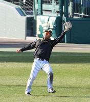 　試合後、守備練習する佐藤輝（撮影・山口登）