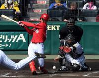 　２回、原口は大盛の打球を右指に当てる（撮影・山口登）