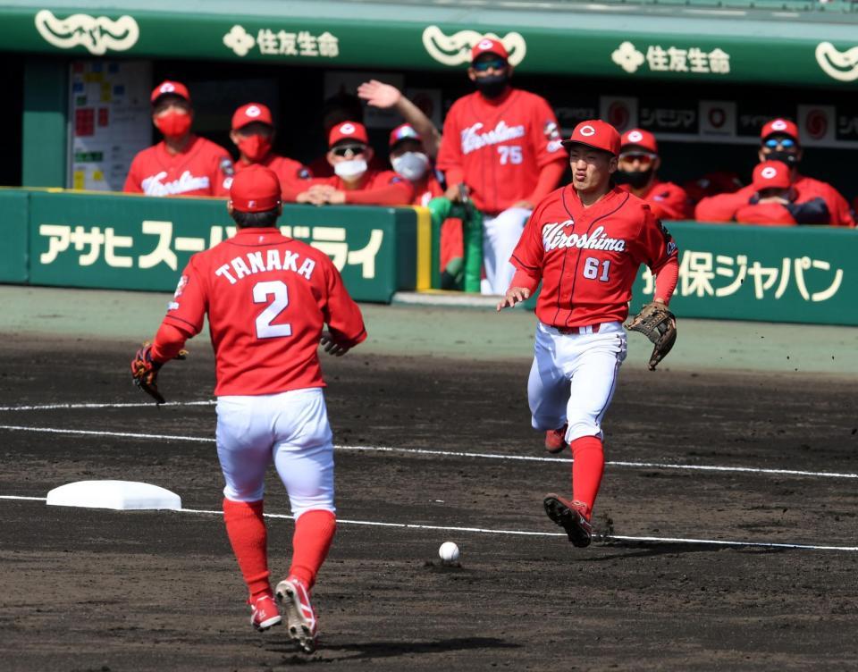 　２回、佐藤輝の飛球は風に流され、田中広と矢野の間に落ち安打となる（撮影・山口登）