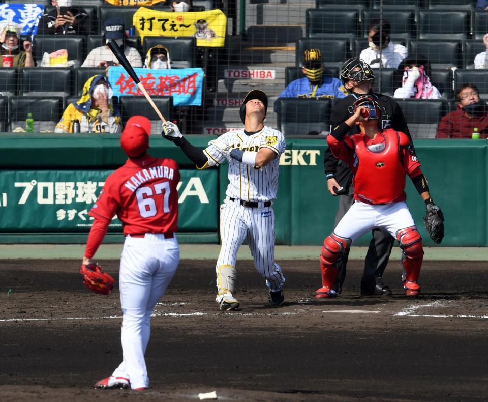 　２回、佐藤輝は三塁への飛球が内野安打となる（撮影・山口登）