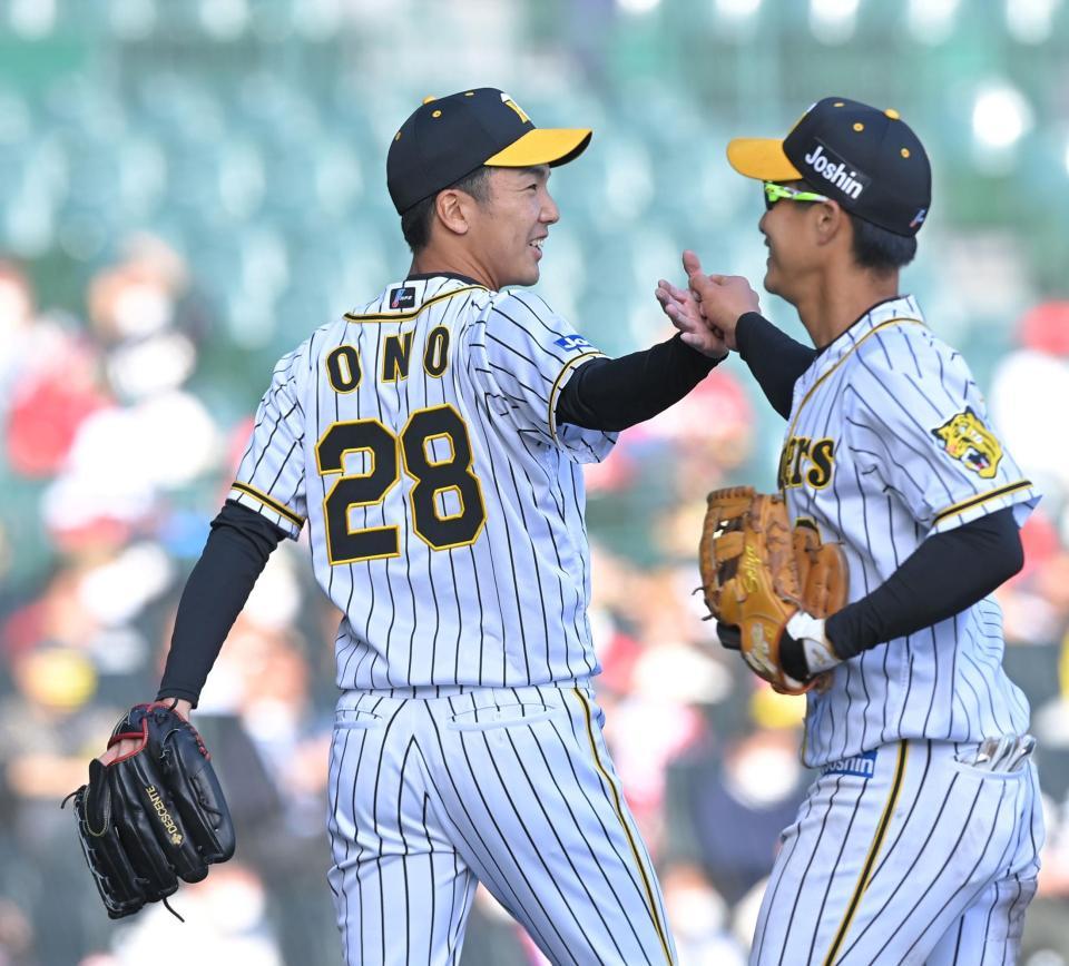 　８回表を投げ終え、木浪（右）とタッチを交わしながらベンチに戻る小野（撮影・高部洋祐）