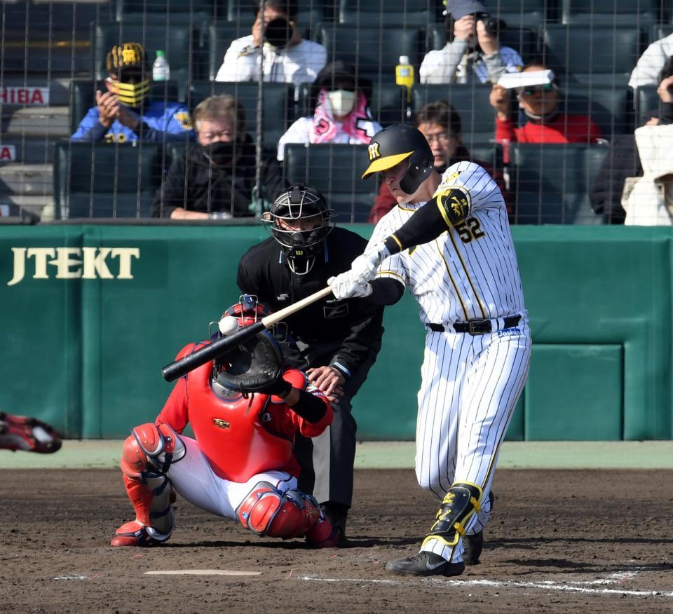 ５回、サンズは２点適時二塁打を放つ（撮影・山口登）