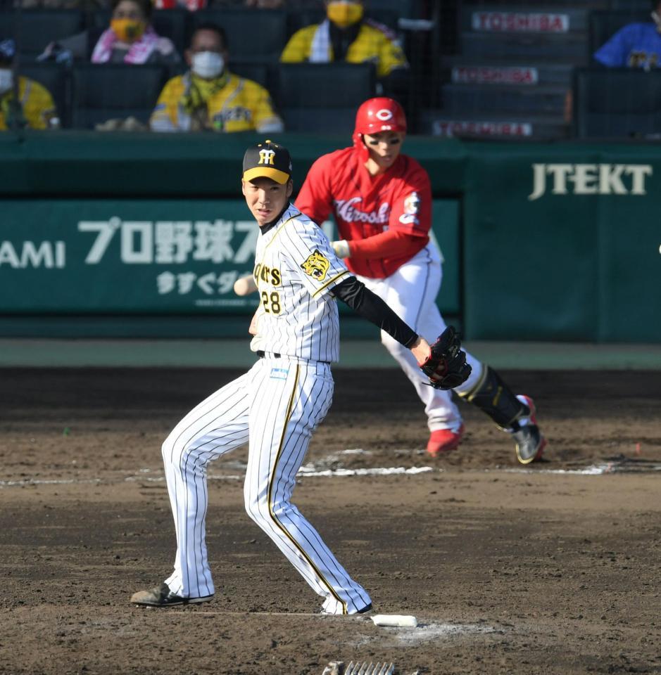 阪神・小野が超美技“背面キャッチ”甲子園が拍手で沸く/阪神