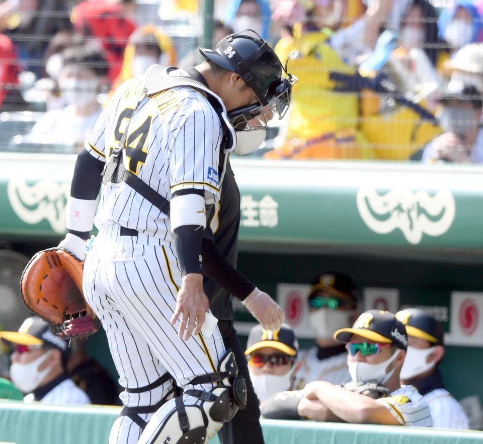 　２回、右手に打球が当たりベンチへ戻る原口（撮影・田中太一）