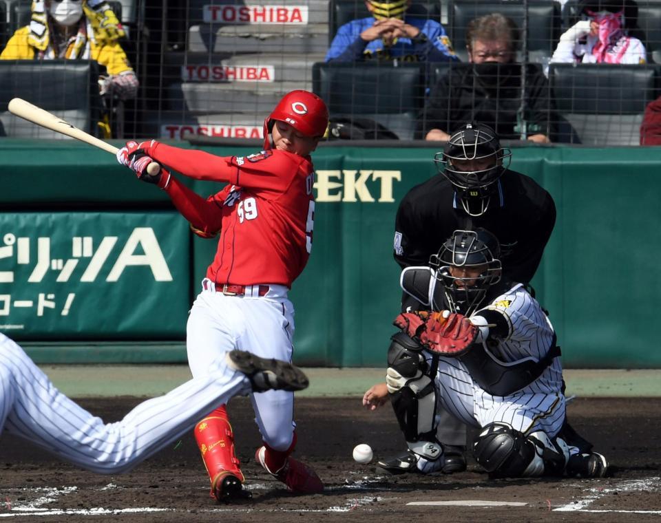 　２回、原口は大盛の打球を右指に当てる（撮影・山口登）