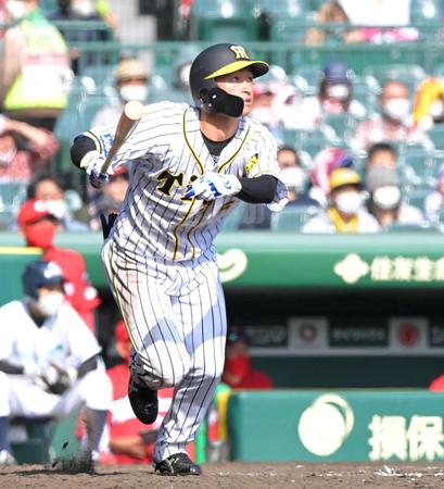 　５回、二塁打を放つ近本