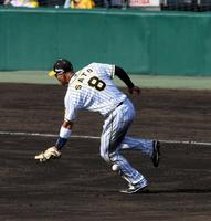 　５回、田中広の打球を後逸する佐藤輝