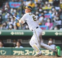 　５回、左越えへ２ランを放つ佐藤輝