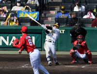 　３回、右翼線に先制となる適時二塁打を放つ近本