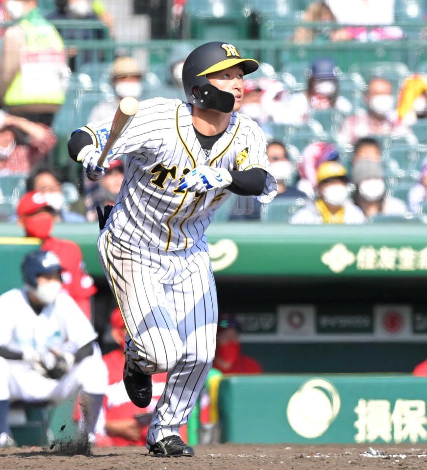 　５回、二塁打を放つ近本