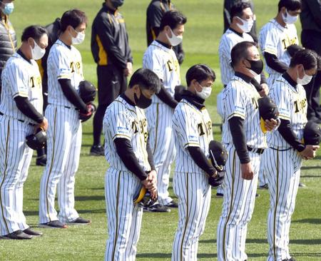 　矢野監督（中央左）らナイン