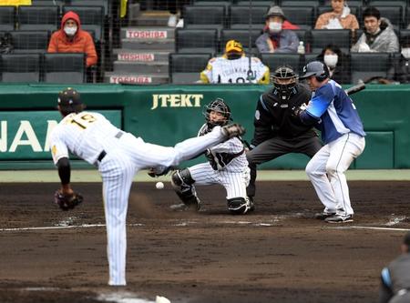 ３回、藤浪は打者・山川の時に暴投する（撮影・山口登）