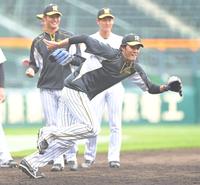 　試合前、ノックを受ける藤浪（撮影・高部洋祐）