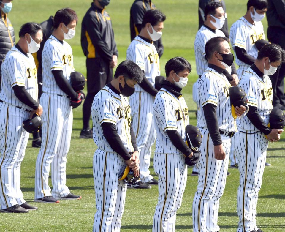 　矢野監督（中央左）らナイン