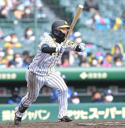 　５回、同点ソロを放つ近本（撮影・高部洋祐）