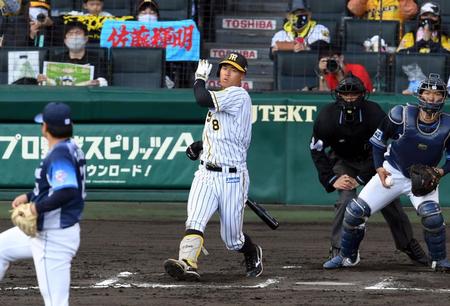 　６回、佐藤輝は空振り三振に倒れる（投手・平良、捕手・柘植）＝撮影・山口登