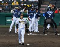 　６回、青柳は山川に満塁本塁打を許す（撮影・山口登）