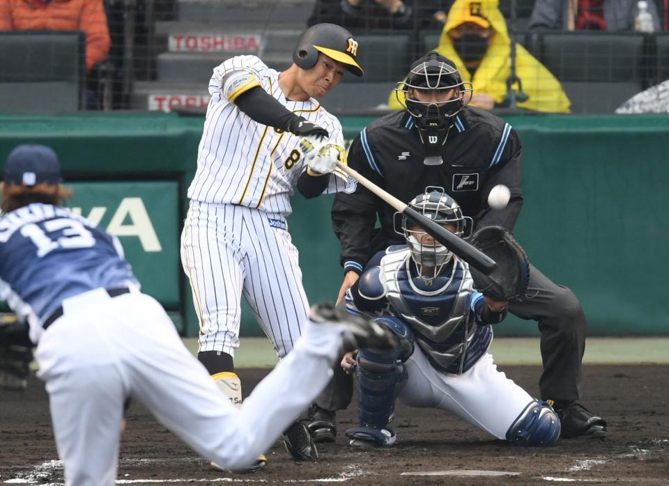 　１２日の西武戦２回、左越えにソロを放つ阪神の佐藤輝