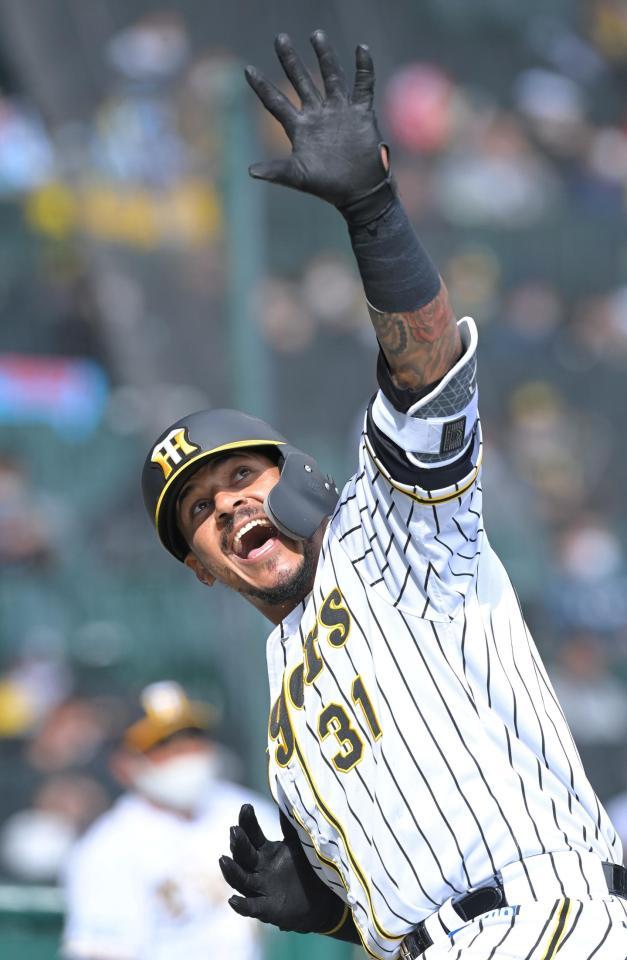 　５回、勝ち越しソロを放ち、ポーズを決めるマルテ（撮影・高部洋祐）