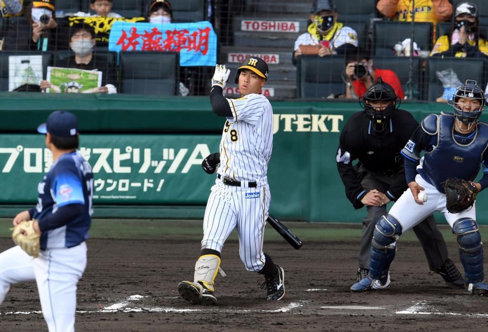 　６回、佐藤輝は空振り三振に倒れる（投手・平良、捕手・柘植）＝撮影・山口登