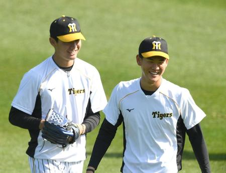 　キャッチボールを終え笑顔を見せる及川（左は西純）＝撮影・山口登