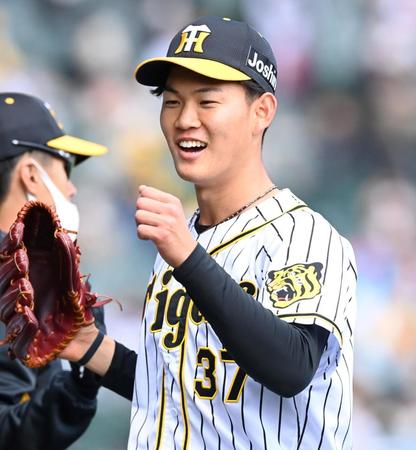 　２回、笑顔でベンチへ戻る及川（撮影・飯室逸平）