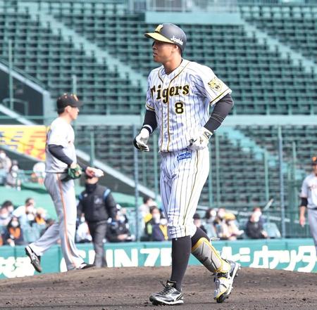 　４回、ファウルの判定にベンチへ戻ろうとする佐藤輝（撮影・飯室逸平）