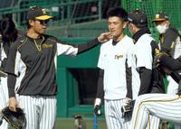 　１軍に合流した高寺（中央）は高山（左）らにあいさつする（撮影・田中太一）