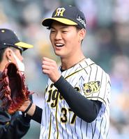 　２回、笑顔でベンチへ戻る及川（撮影・飯室逸平）