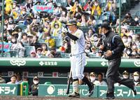 　４回、リクエストで本塁打となり、手を回して確認！？する佐藤輝（撮影・田中太一）