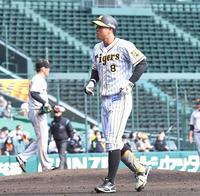 　４回、ファウルの判定にベンチへ戻ろうとする佐藤輝（撮影・飯室逸平）