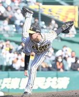 　６回、力投する馬場（撮影・飯室逸平）