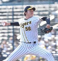 ８回、巨人打線を無失点に抑える小林（撮影・田中太一）