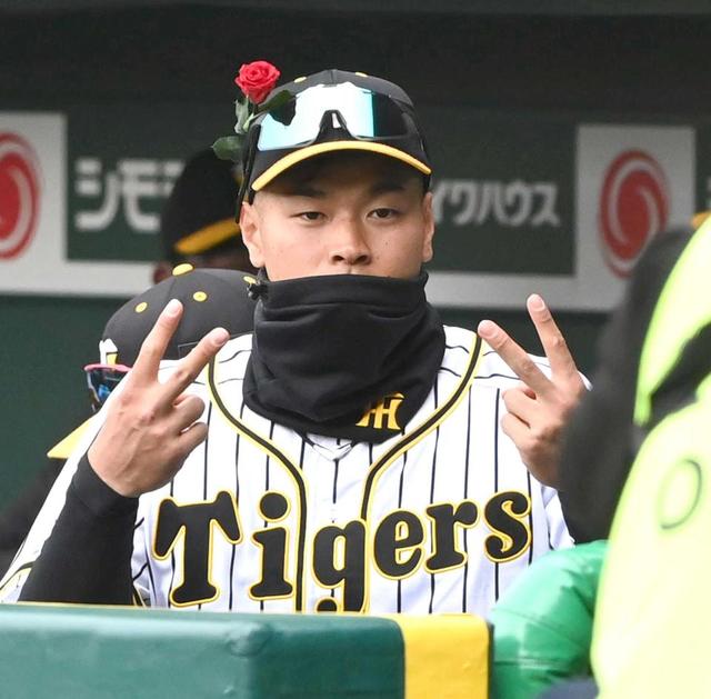 阪神ドラ１佐藤輝　虎党沸いた！２２歳バースデー　祝砲の一発ならずも全速力一塁送球
