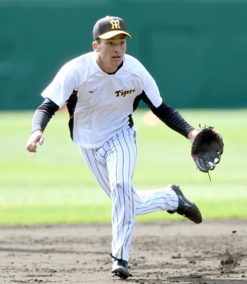 　ノックを受ける高寺（撮影・田中太一）