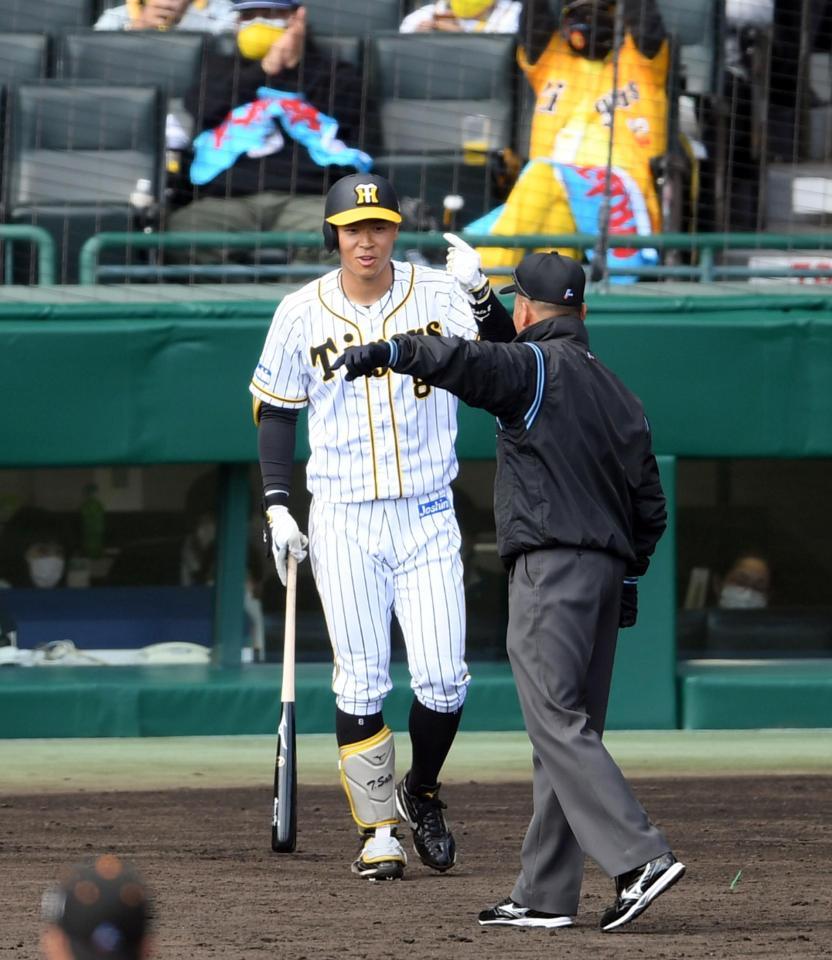 　４回、佐藤輝の打球はファウルと判定されるもリプレー検証のリクエストで本塁打になる（撮影・山口登）