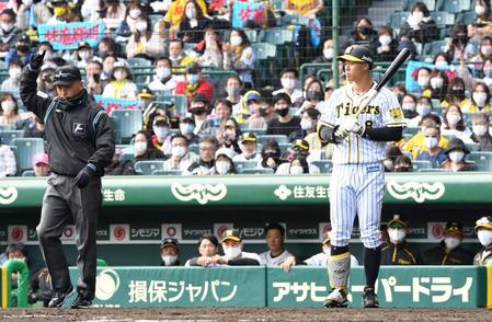 　４回、佐藤輝の左越えへの打球は矢野監督のリクエストでソロ本塁打となる