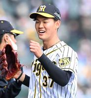 　２回、笑顔でベンチへ戻る及川