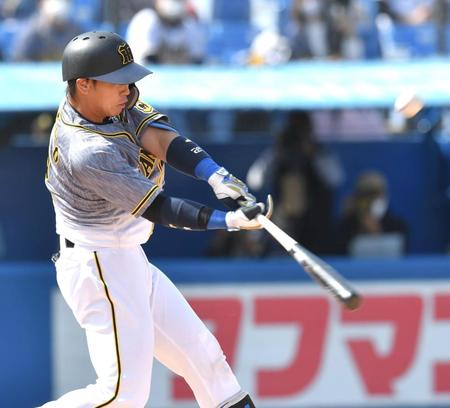 　２回、右越えに２点適時打を放つ梅野（撮影・西岡正）