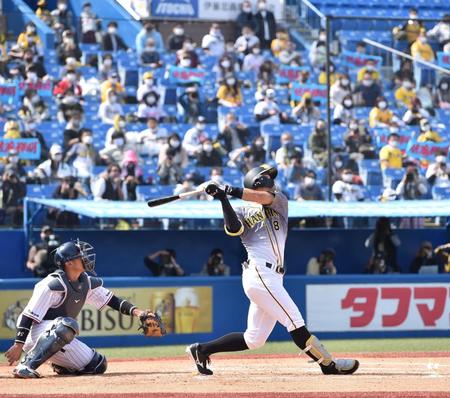 　２回、中飛に倒れる佐藤輝（撮影・西岡正）