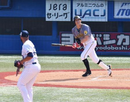 　３回、２点適時二塁打を放つ糸井（投手・スアレス）＝撮影・高石航平