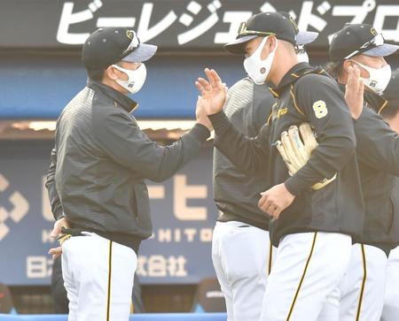 　オープン戦５号本塁打を放った佐藤輝明（右）とタッチを交わす阪神・矢野燿大監督（撮影・西岡正）