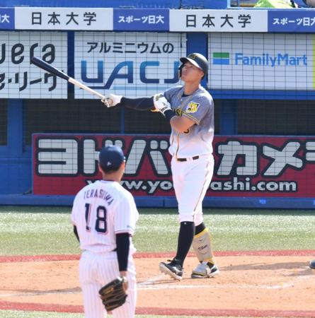 　４回、右越えに２ランを放つ佐藤輝（撮影・高石航平）