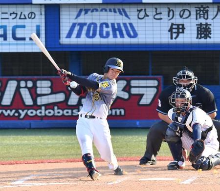 　９回、安打を放つ阪神・中野拓夢（撮影・高石航平）