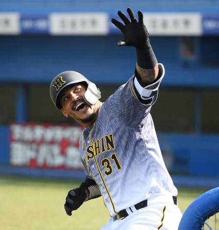 ４回、ソロを放ちベンチ前でポーズを決める阪神　ジェフリー・マルテ＝甲子園（撮影・田中太一）