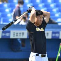 　打撃練習を行う佐藤輝（撮影・西岡正）