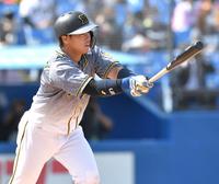 　２回、右越えに２点適時打を放つ梅野（撮影・西岡正）