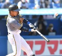 　２回、右越えに２点適時打を放つ梅野（撮影・西岡正）