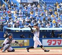 　２回、中飛に倒れる佐藤輝（撮影・西岡正）