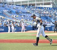 　２回、中飛に倒れ、ベンチへ引き揚げる佐藤輝（右）＝撮影・西岡正